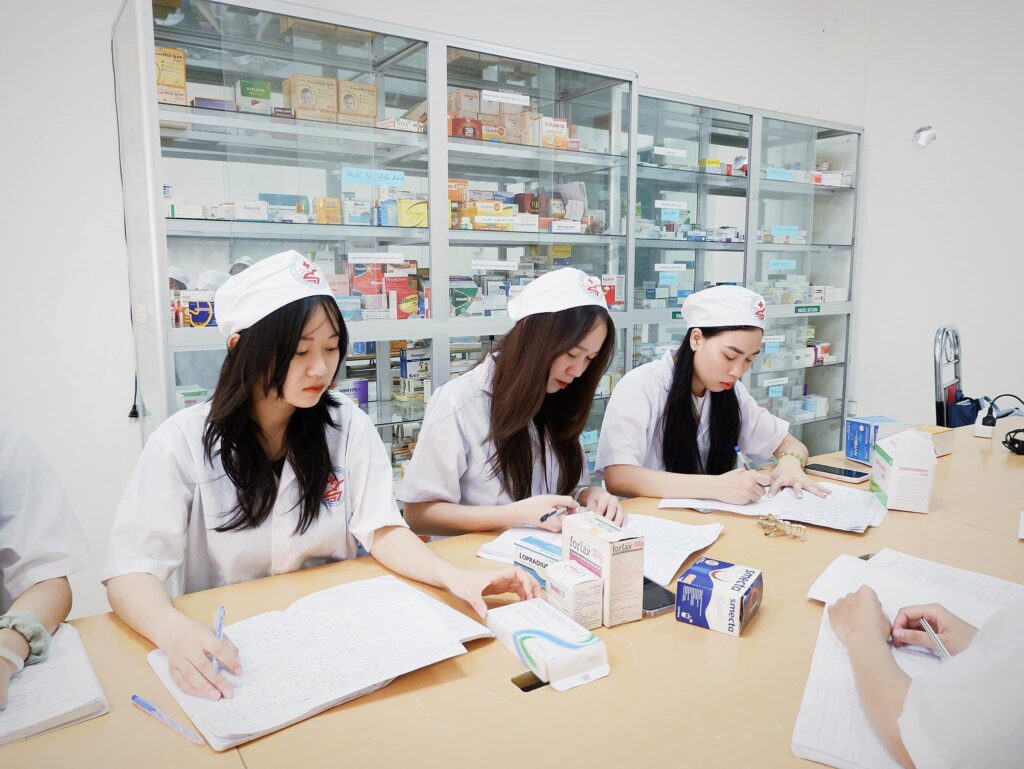 Học cao đẳng Dược tại trường cao đẳng Kỹ thuật Y Dược Hà Nội