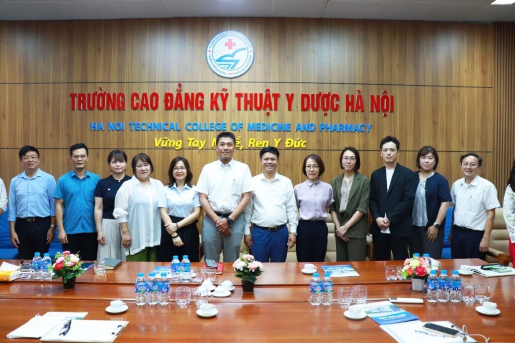 Trường Cao đẳng Kỹ thuật Y Dược Hà Nội đón đoàn viện dưỡng lão và Tập đoàn Y tế APS Osaka (Nhật Bản) đến thăm và làm việc