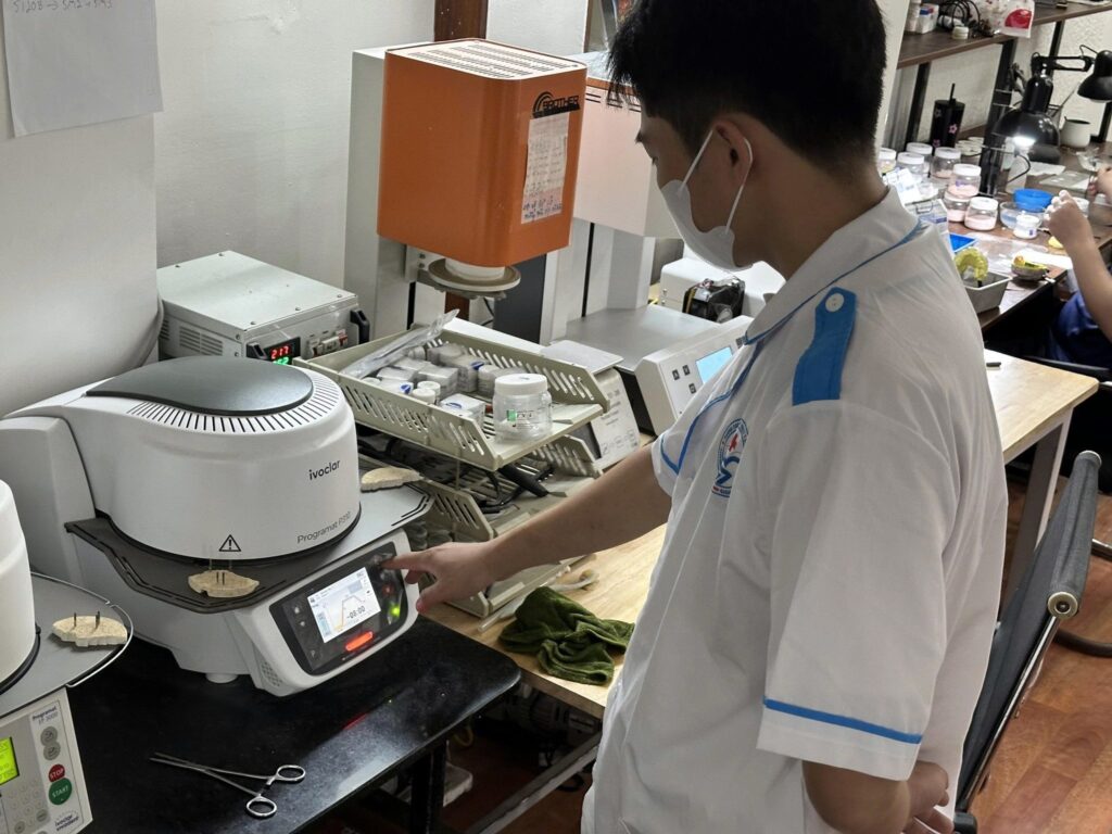 Sinh viên ngành kỹ thuật phục hình răng