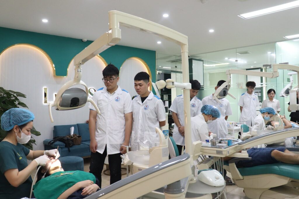 Lớp K17CRA01 kiến tập thực tế tại Phòng khám Nha khoa Lumi Smile