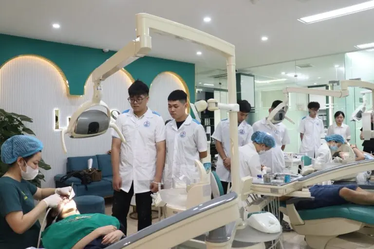 Sinh viên ngành kỹ thuật phục hình răng kiến tập thực tế tại Phòng khám Nha khoa Lumi Smile
