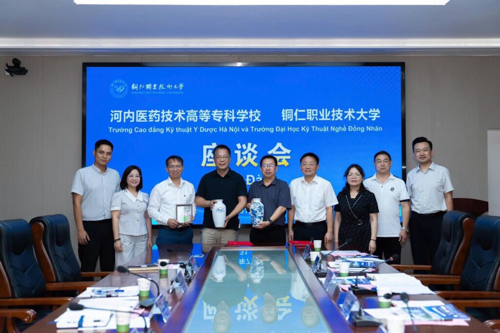 Trường Cao đẳng Kỹ thuật Y Dược Hà Nội hợp tác cùng Trường Đại học Kỹ thuật Nghề Đồng Nhân và Tập đoàn Sinopharm Việt Nam trong đào tạo Dược quốc tế