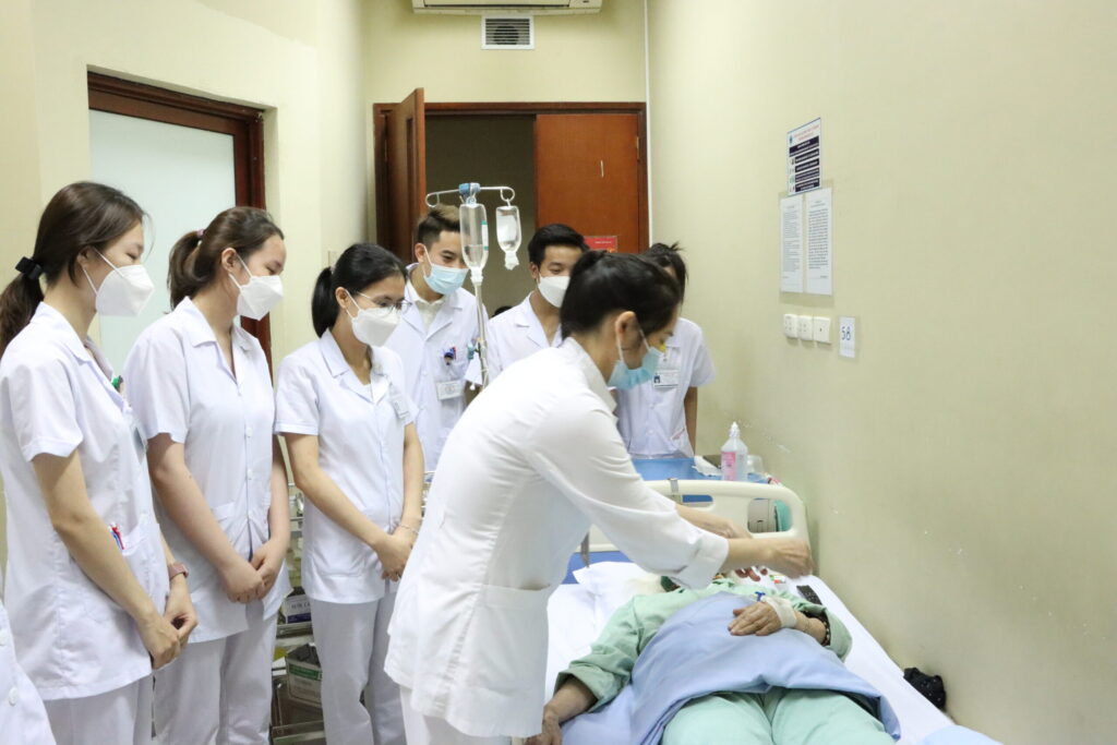 Sinh viên cao đẳng KT Y Dược Hà Nội thực hành